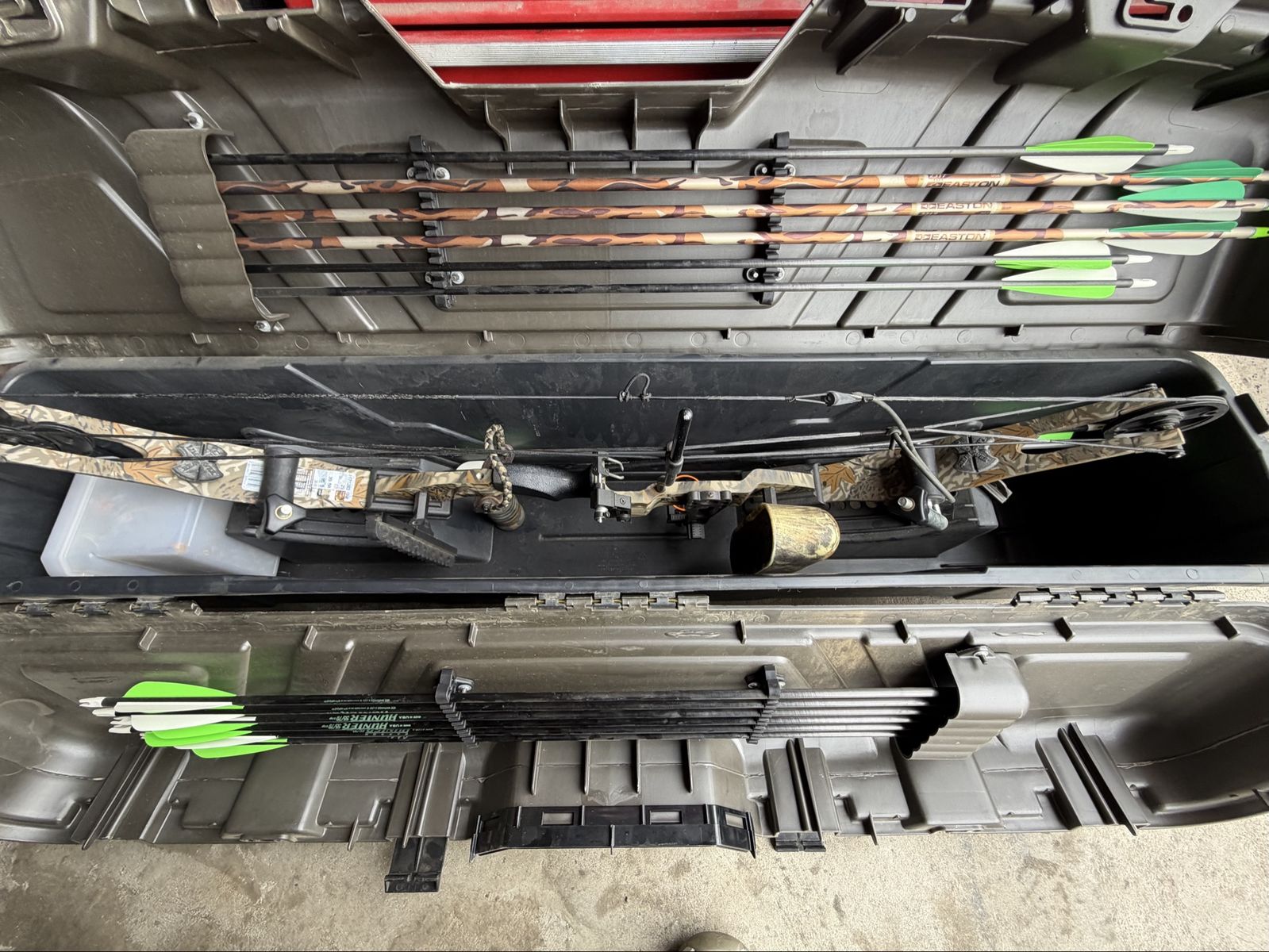 Complete PSE Beast PSE Beast EXT/ECS Variation Compound Bow Package-60#/29"-Draw Plano Field Locker Case-Arrows-plus gear & acce