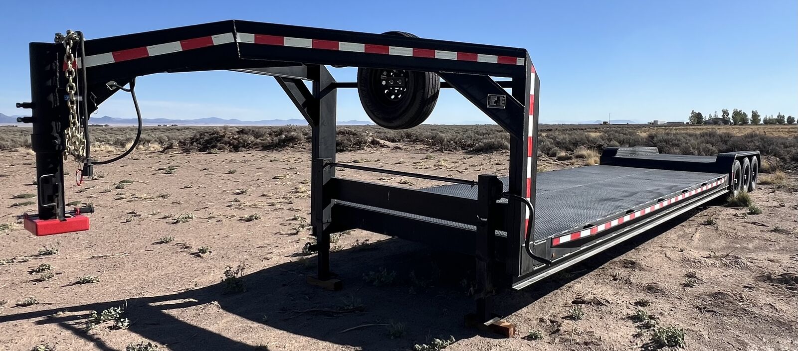 Low boy gooseneck trailer 2024 31'