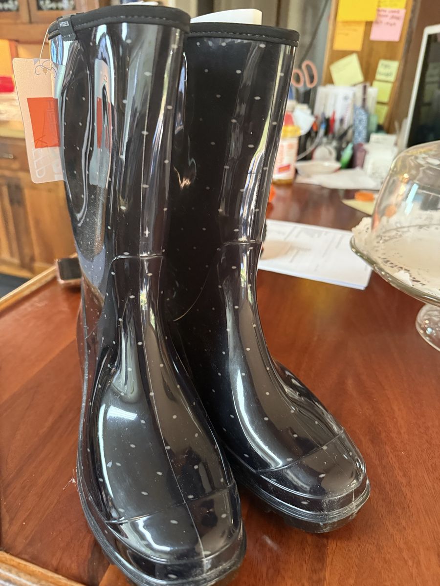 Women’s Size 8 Garden/Rain boots. New.