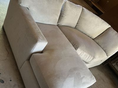 Spacious Light Gray Sectional Sofa with Chaise - Comfortable U-shaped Design