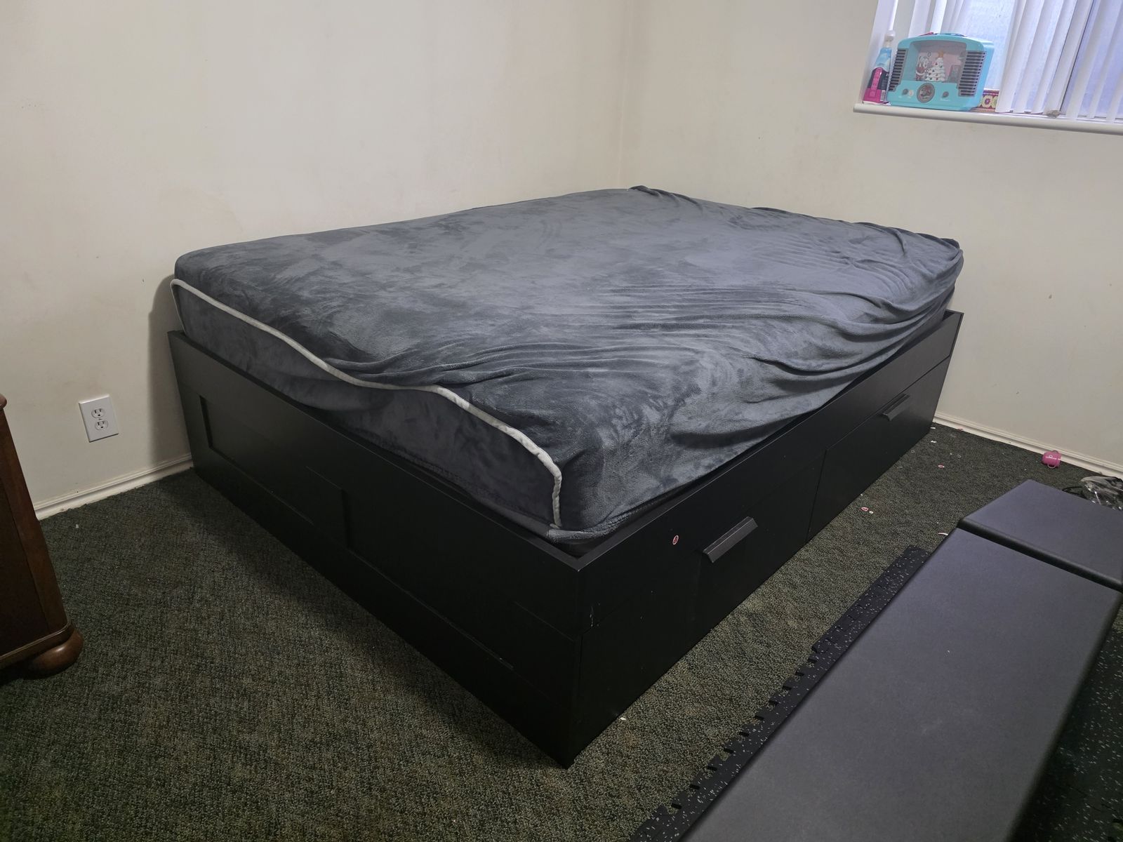 Queen bed with sliding drawers underneath