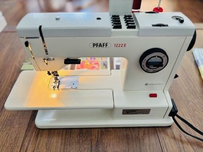 PFAFF Sewing machine 1222E