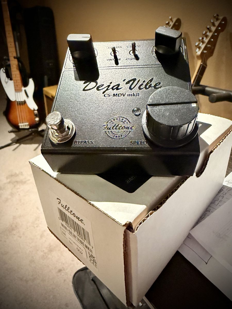 Limited edition Fulltone Deja Vibe blackout 
