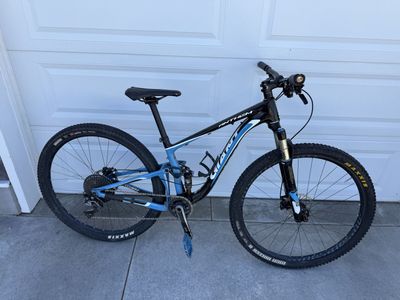 Giant Anthem X Advanced 29er Carbon Full Suspension Mountain Bike