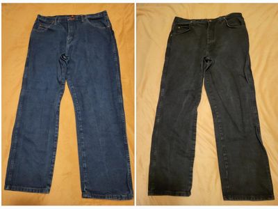 **2 PAIR MEN'S 38Wx32L WRANGLER JEANS**
