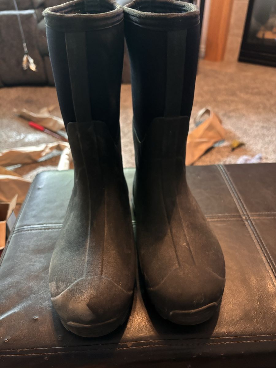 Nice youth size 6 artic storm boots for -50-60 degrees