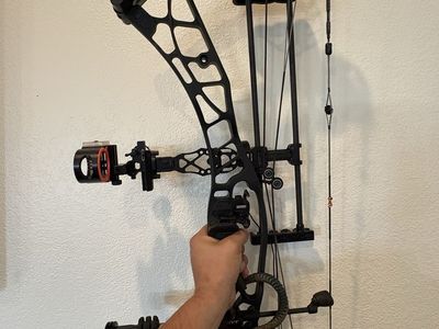 2020 Hoyt Axius Ultra Compound Bow with Black Gold Sight, Rest, & Quiver