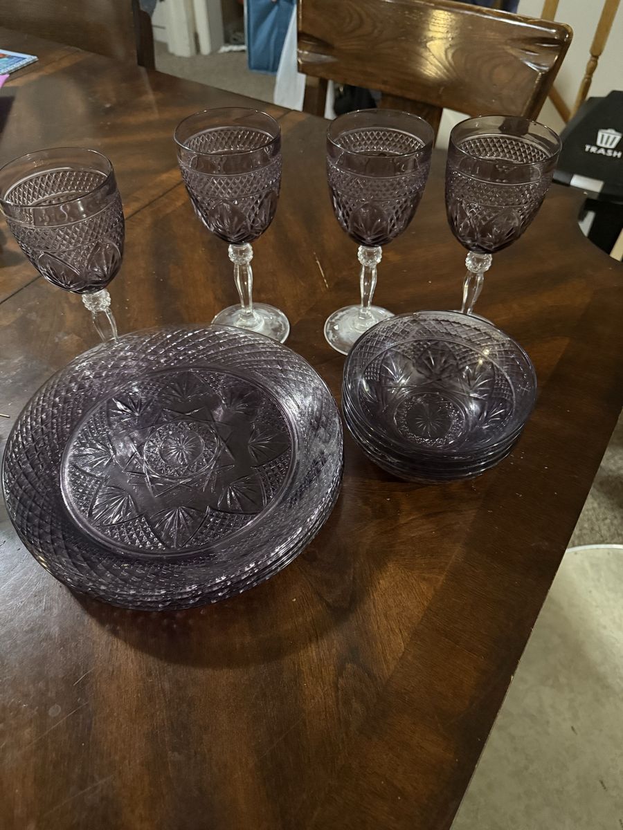 Purple amethyst dish set with wine glasses