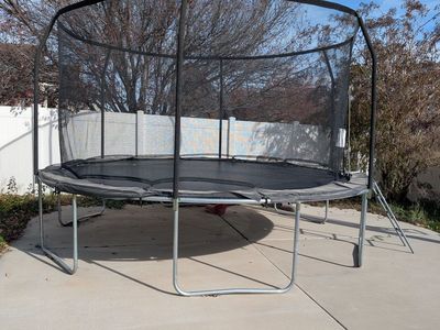 Full sized trampoline & net