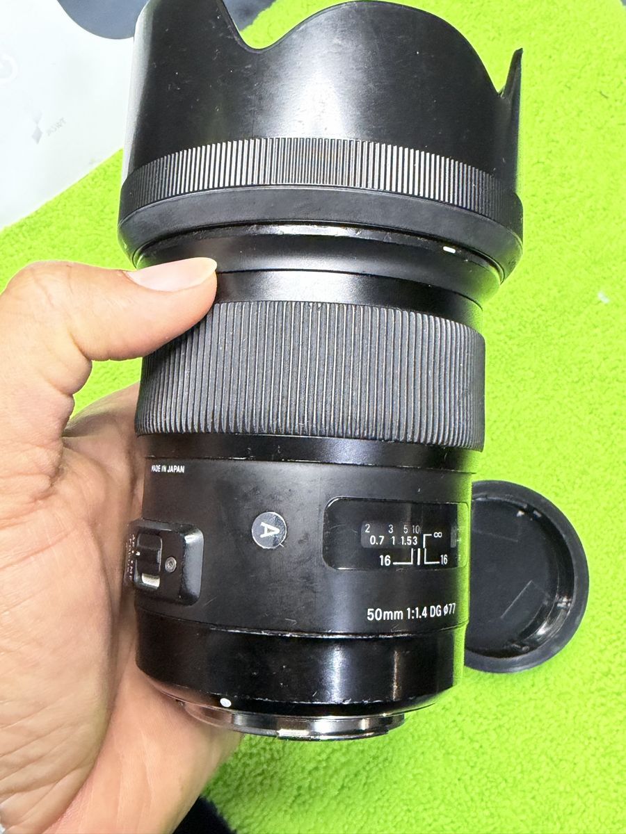 Sigma 50mm 1:1.4 DG DN Art Lens for Sony E-mount (FE) with Lens Hood (filter ring was gone)