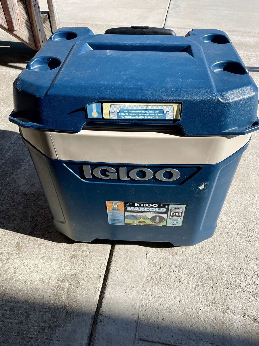 Igloo MaxCold Latitude 62 Quart Wheeled Rolling Cooler - Blue