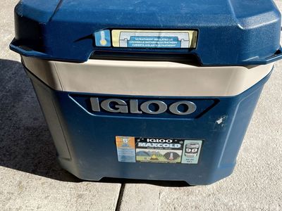 Igloo MaxCold Latitude 62 Quart Wheeled Rolling Cooler - Blue