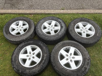 GREAT SET x 5 !!! - 17" Jeep wheel with Wrangler 255/75 R17