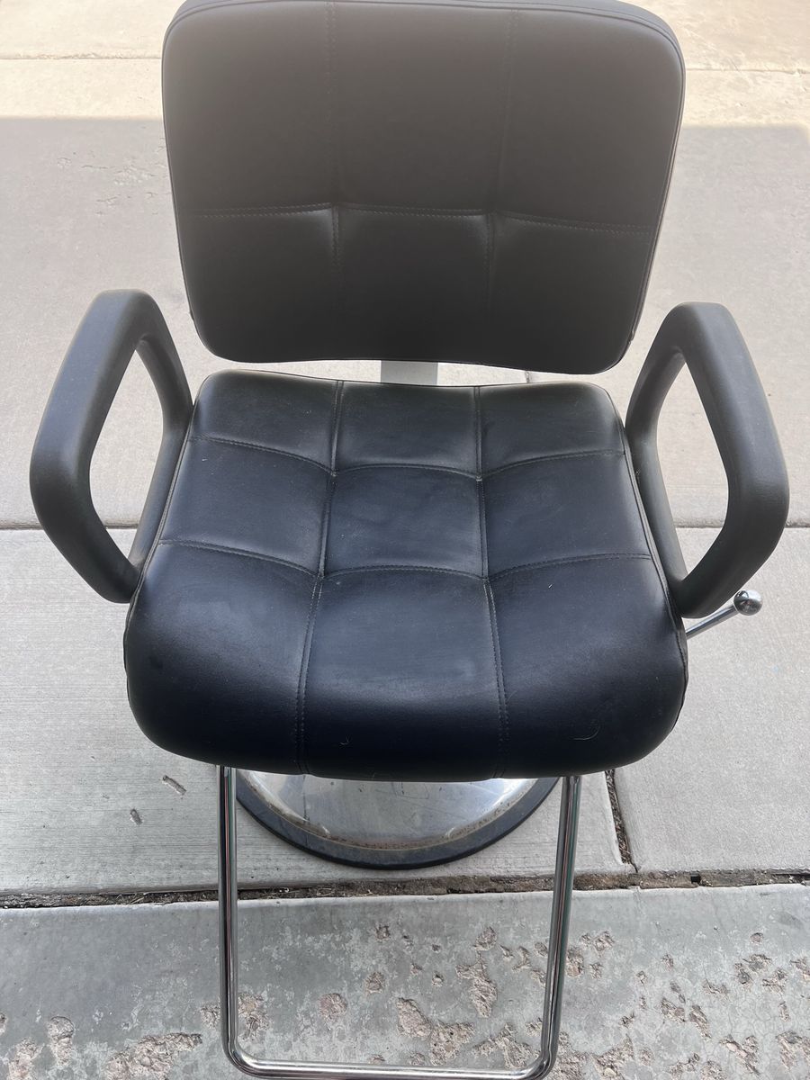 Black Hydraulic Salon Styling Chair with Chrome Base and Footrest