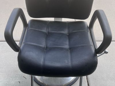 Black Hydraulic Salon Styling Chair with Chrome Base and Footrest