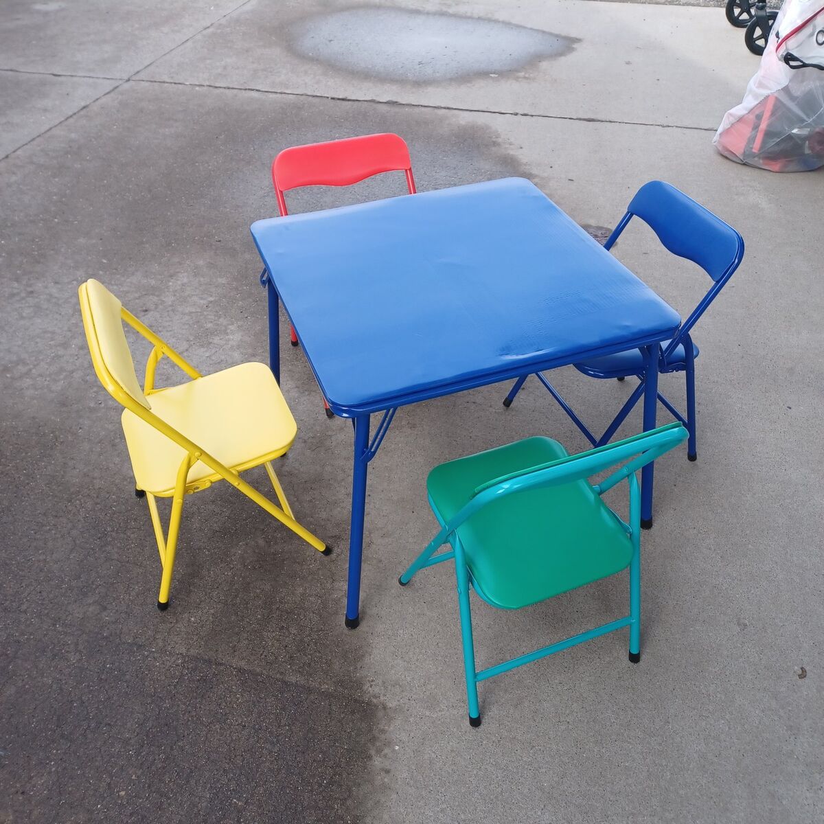 kids table and chairs