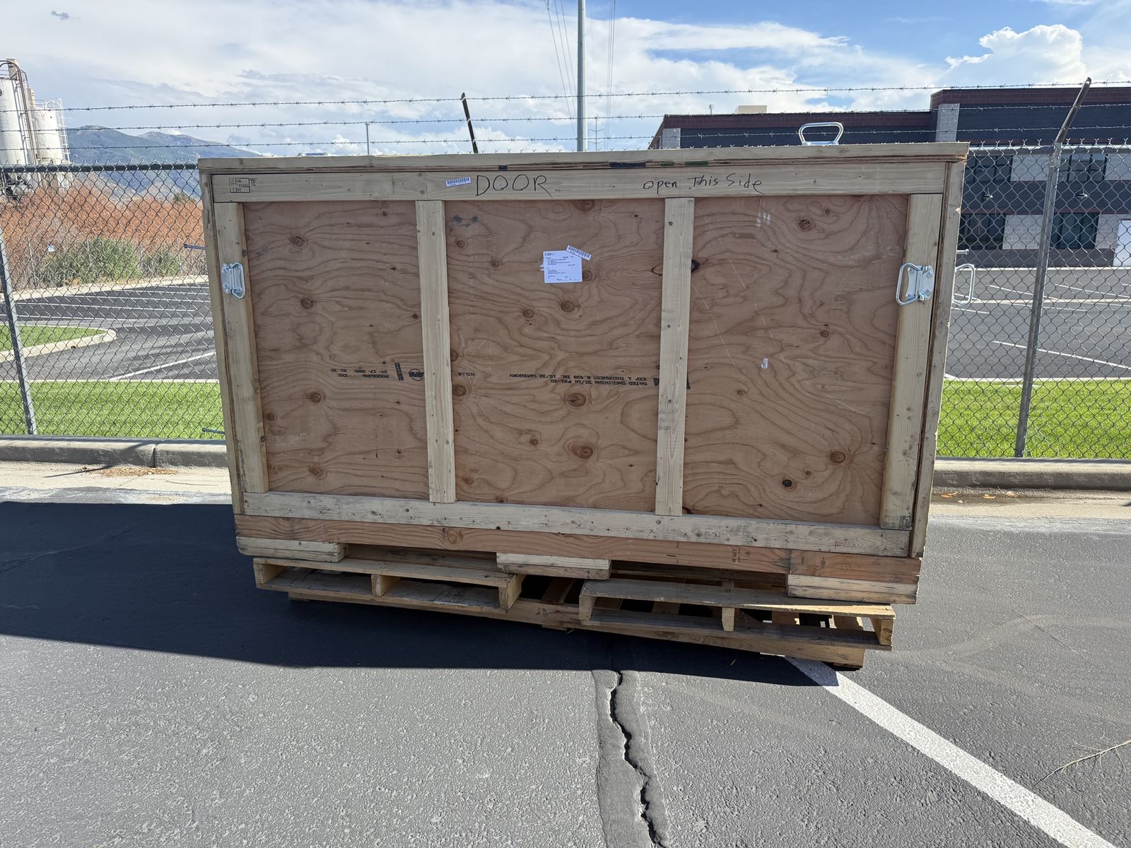 Heavy-Duty Wooden Shipping Crate with Integrated Pallet Base