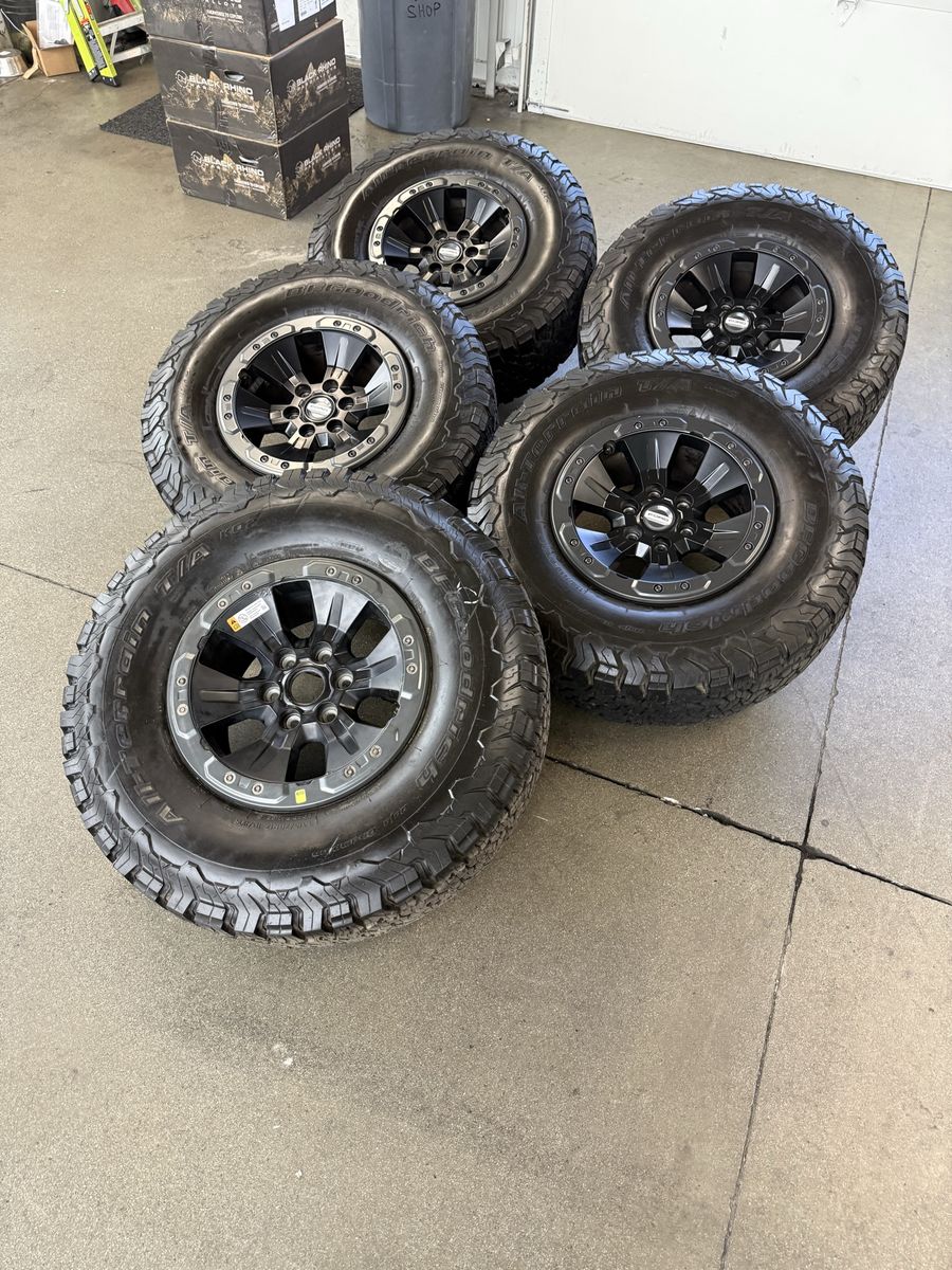 2022 ford raptor OEM 17in/ 315/70/17 bfg ko2 