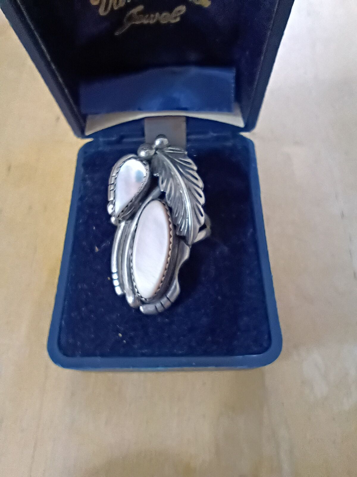 Beautiful vintage sterling silver mother of pearl ring