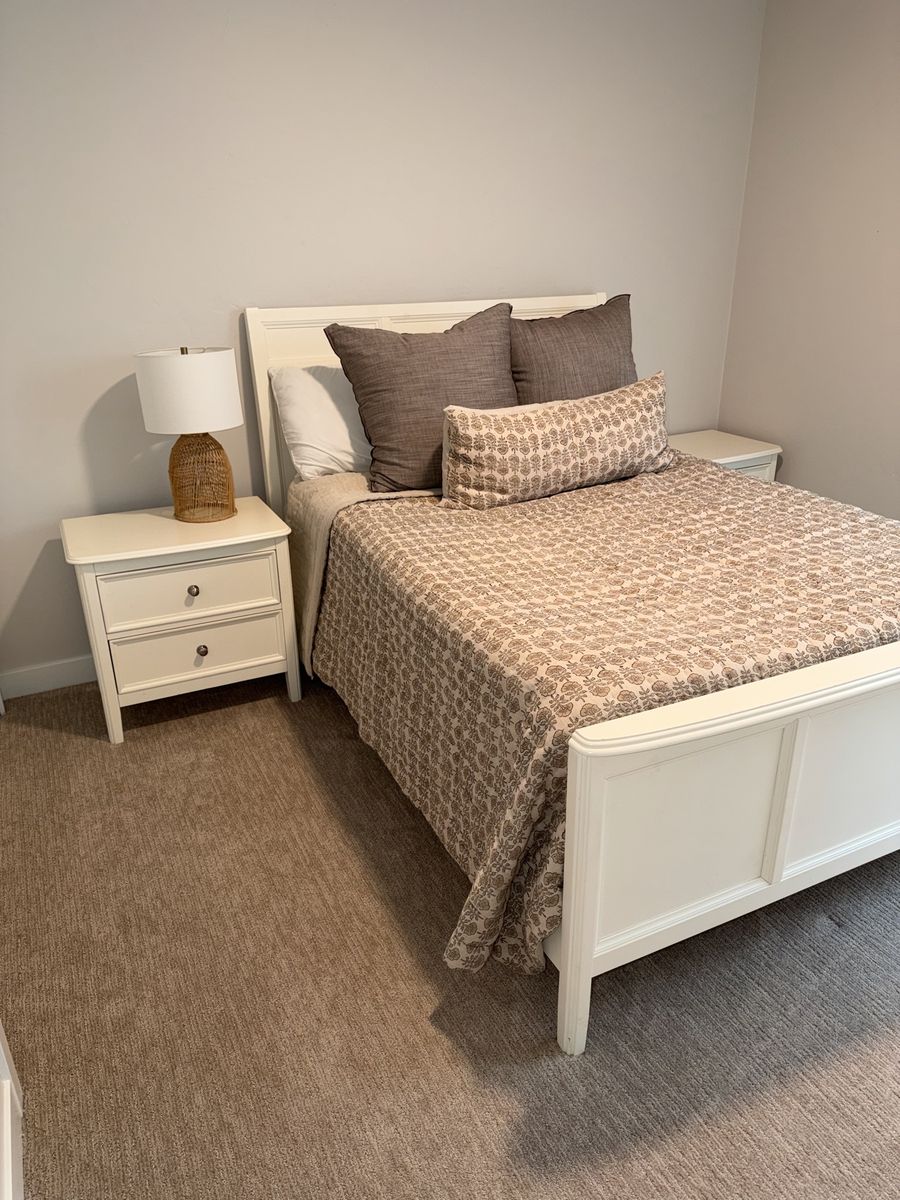 Bedroom set! Bed, 2 night stands and a dresser