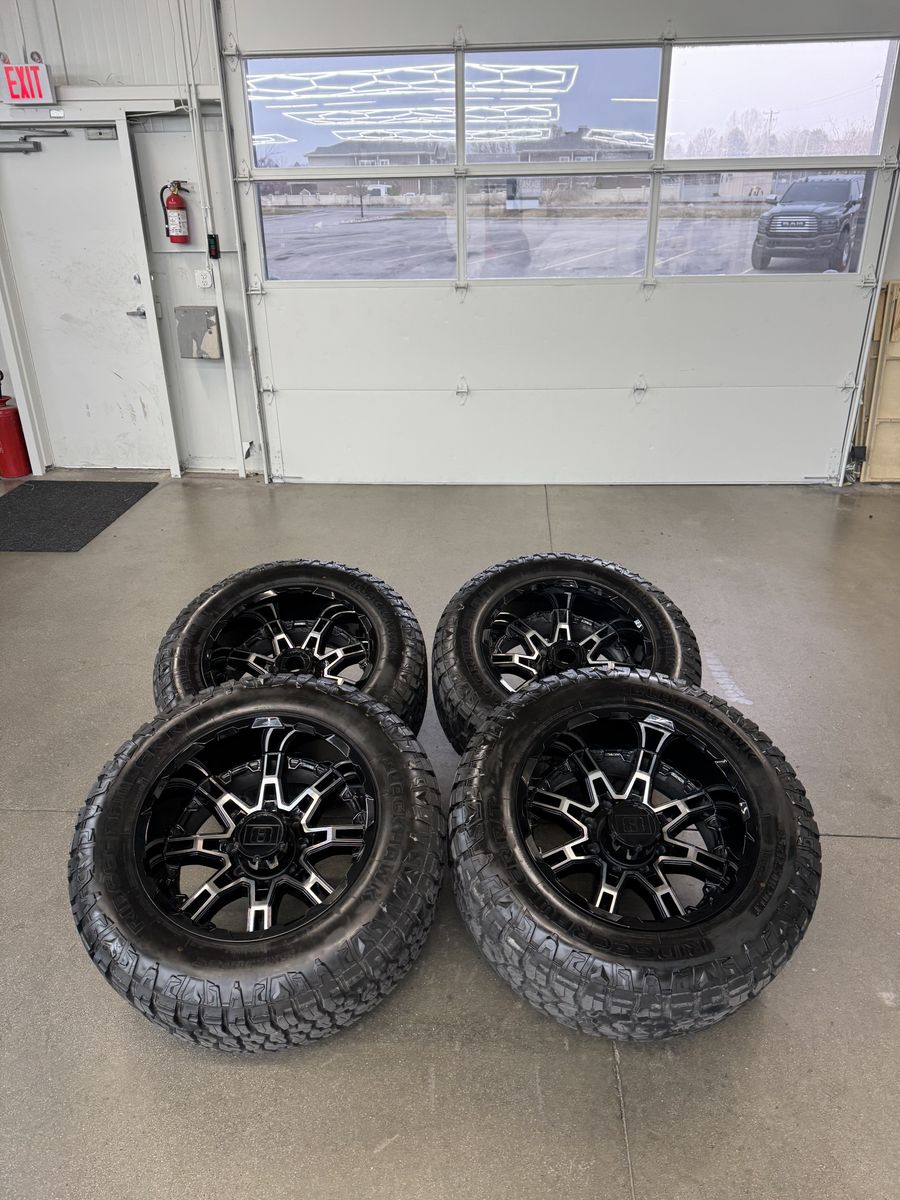 20x12 8 Ball Custom Wheels/ 35x12.50r20 Tires