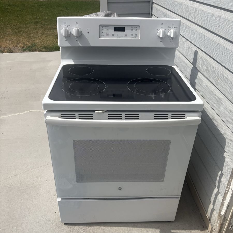 GE  White Electric Smoothtop Range Stove w/ Storage Drawer - Fully Functional
