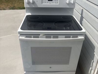 GE White Electric Smoothtop Range Stove w/ Storage Drawer - Fully Functional