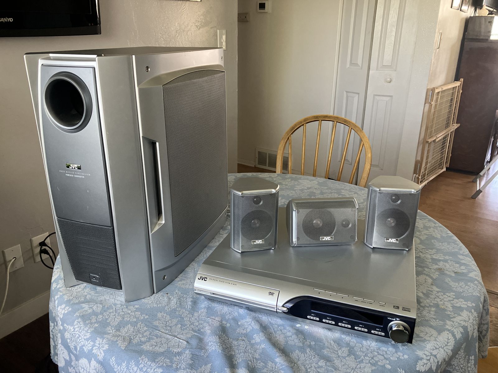 JVC 5.1 surround theater sound system with powered subwoofer