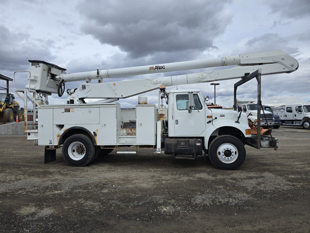 2000 International 60' Bucket Truck