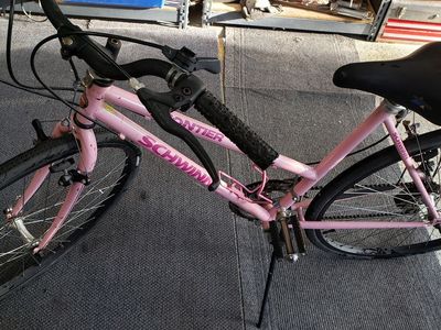 Schwinn girls 26 " girls bike