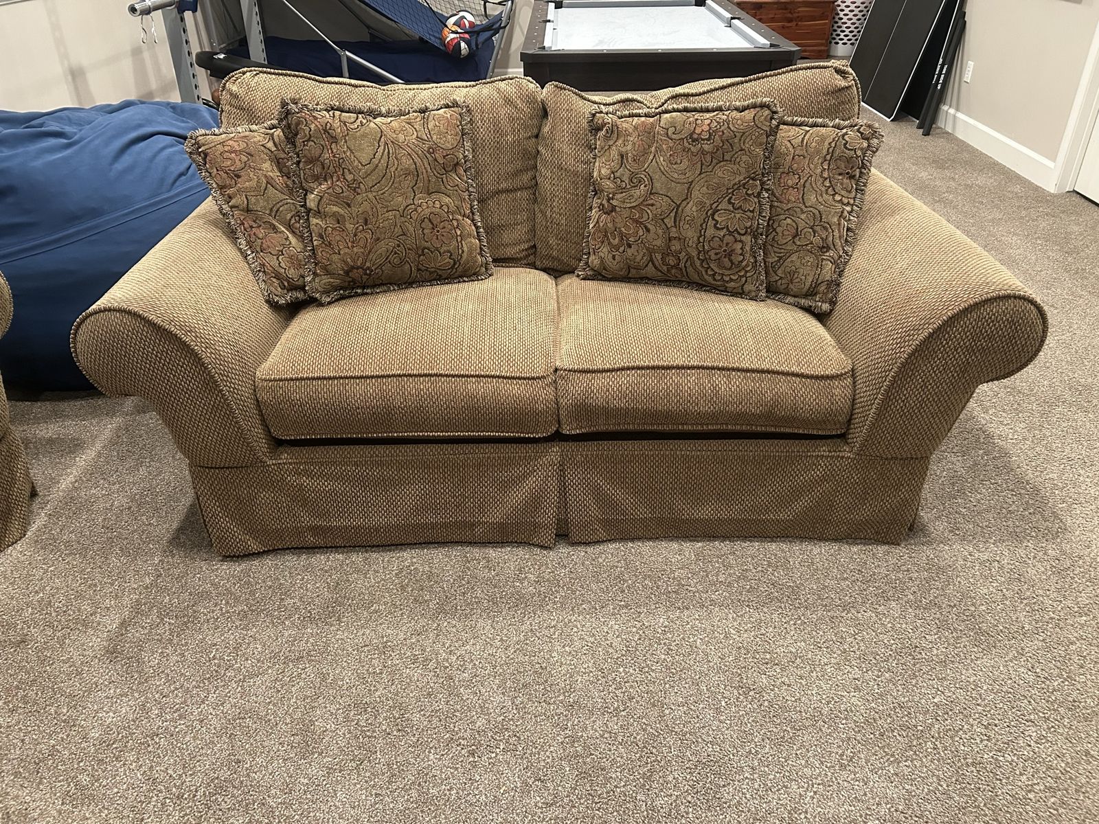 Brown Textured Fabric Loveseat with Patterned Accent Pillows
