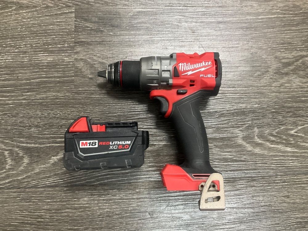 MILWAUKEE DRILL 2904-20 WITH 5 AH BATTERY