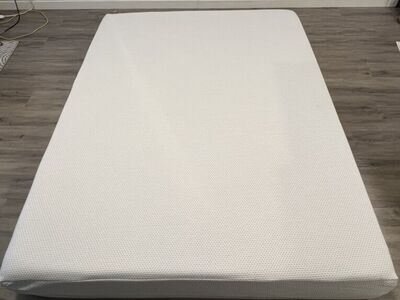 New Zinus queen size memory foam mattress