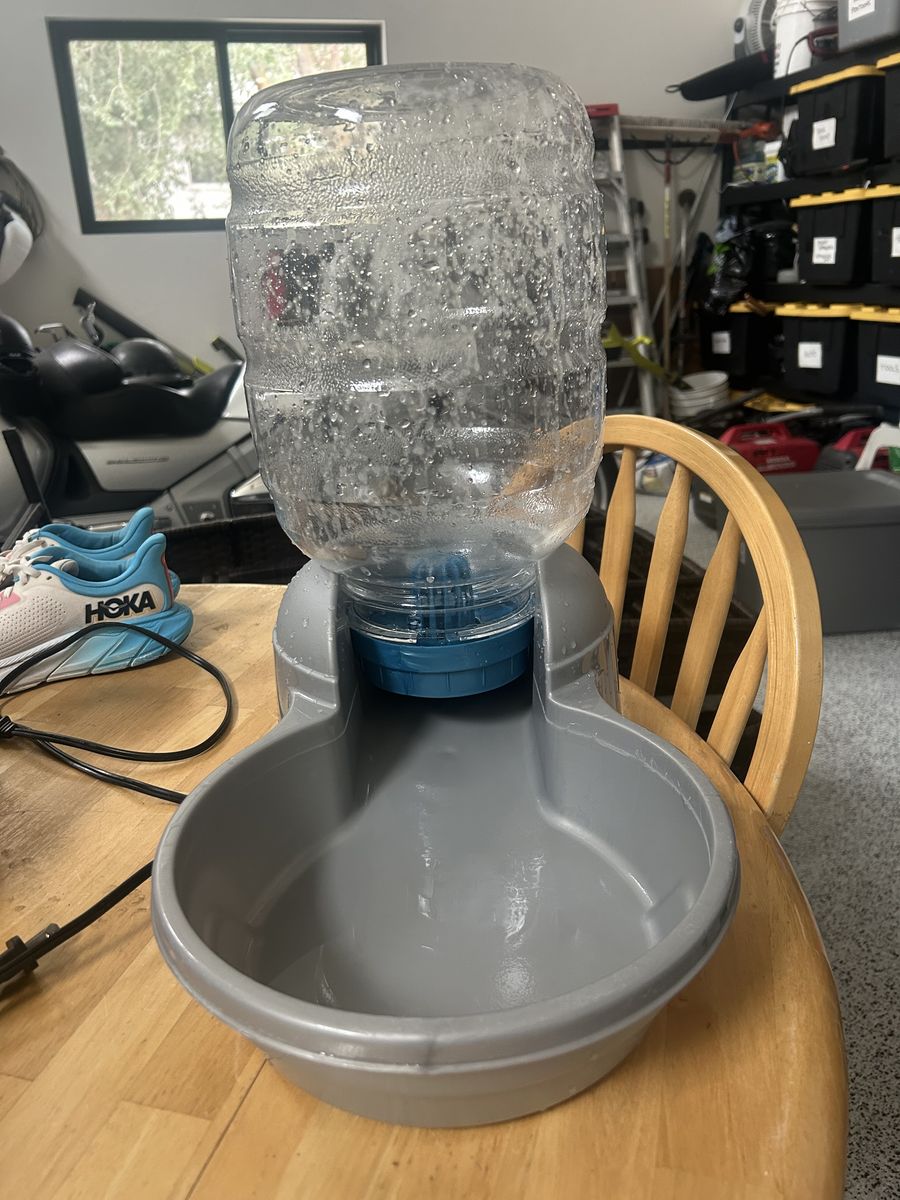 Gravity water feeder