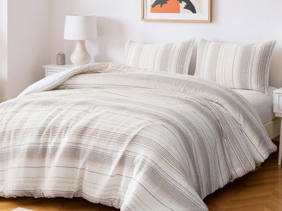 Amazon Basics Comforter Set, 3-Piece Jacquard Comforter and 2 Pillow Shams, All-Season Bedding, King, Beige Striped