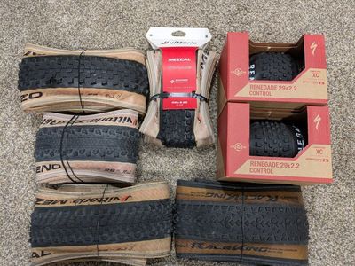 Knobby gravel tires