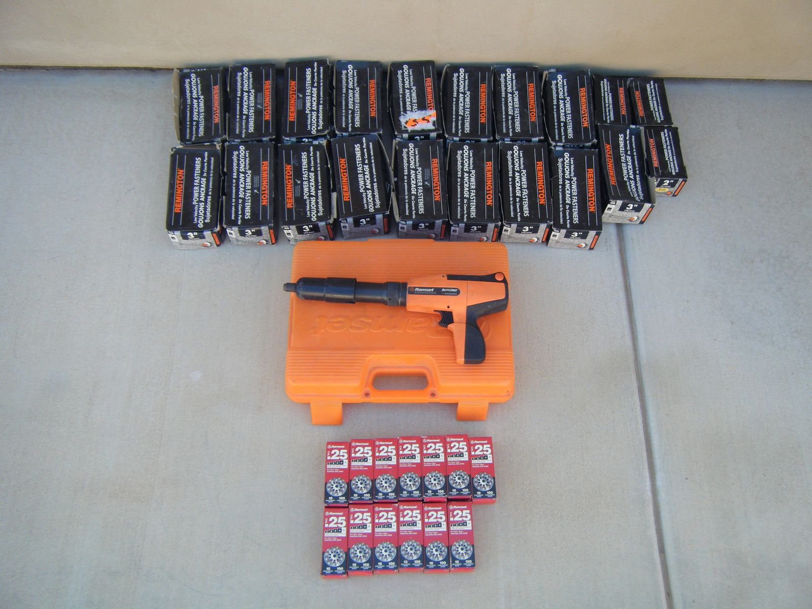 Ramset autofast fastenig gun with shots and pins