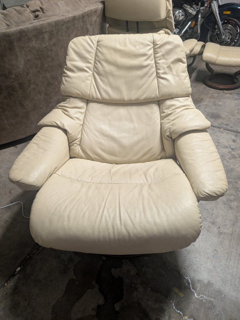 Ekornes Stressless Recliner Chair & Ottoman - Cream Leather Swivel Base