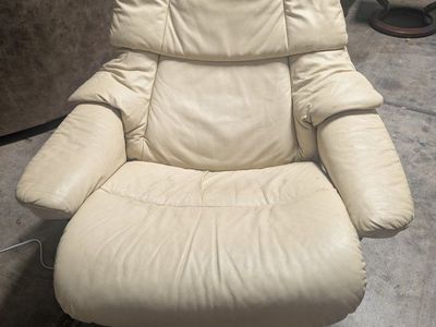 Ekornes Stressless Recliner Chair & Ottoman - Cream Leather Swivel Base