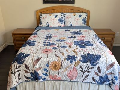 Complete 6-Piece Solid Wood Bedroom Set - Bed, Dresser, Chest of Drawers, 2 Nightstands