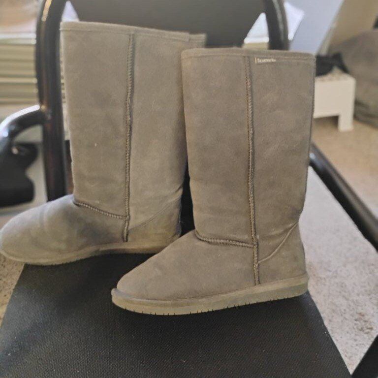 women's sheepskin boots. size 10