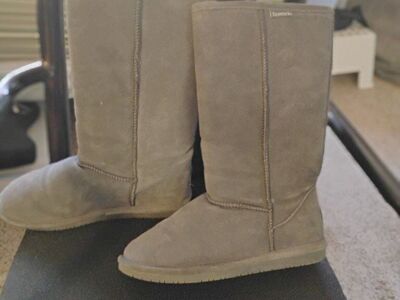 women's sheepskin boots. size 10