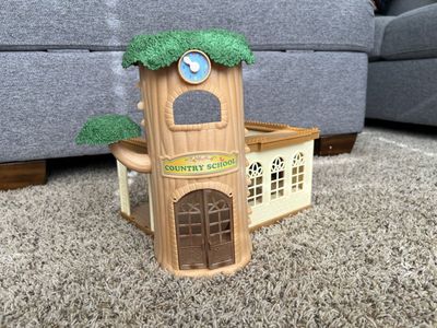 Calico Critter Country Tree School With Accessorie