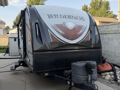 USED 2018 HEARTLAND WILDERNESS RV TRAILER