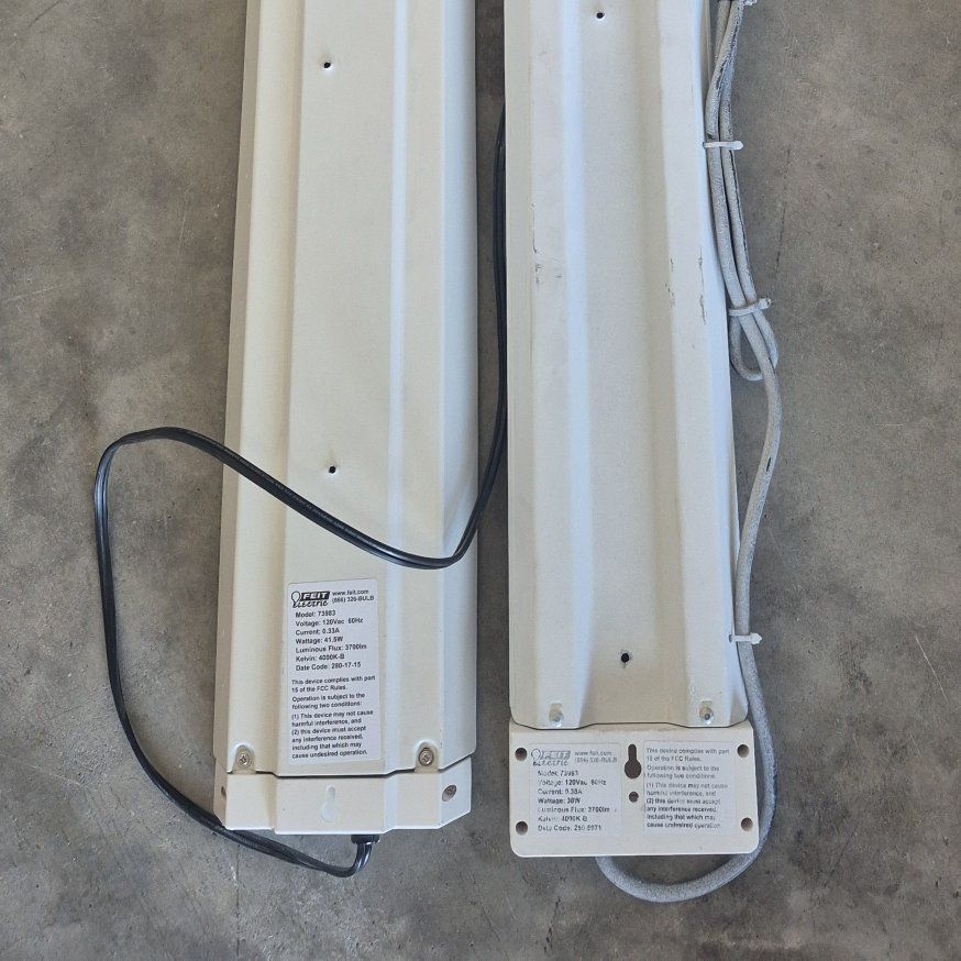 2 Feit LED 4 Foot Shop Lights Used