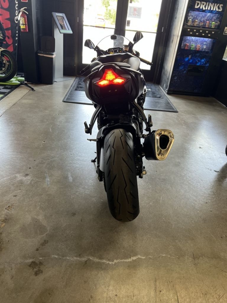 2024 Kawasaki Ninja® ZX™-6R ABS Pearl Robotic White/Metallic Graphite Gray