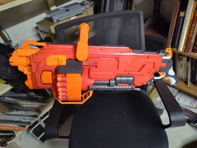 NERF MEGA MASTADON w/24 darts & batteries like new