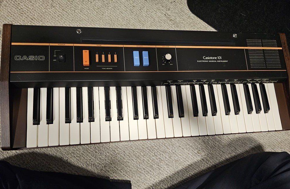 Casio Casiotone 101 early 80s lo-fi analog synth keyboard.