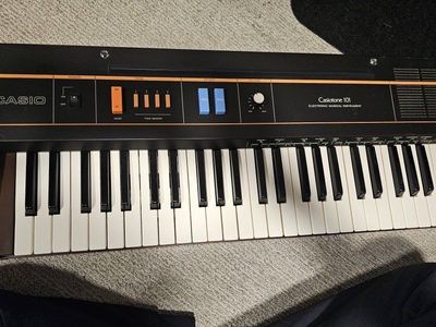 Casio Casiotone 101 early 80s lo-fi analog synth keyboard.