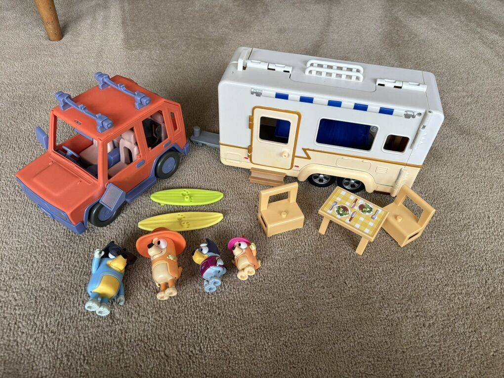 Bluey Jeep and Caravan Set
